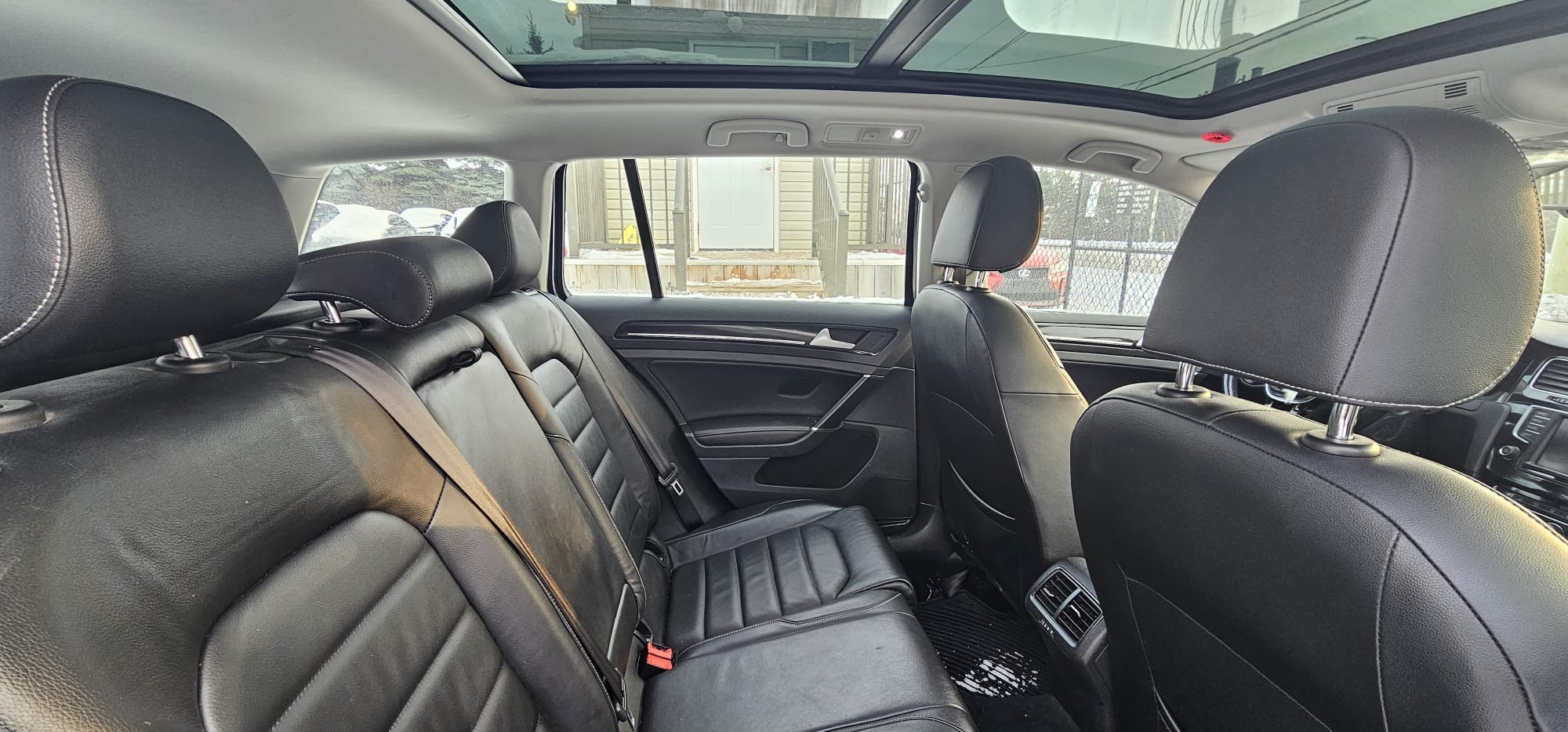 2016 Volkswagen Golf Sportwagen Highline.                                        $7,800