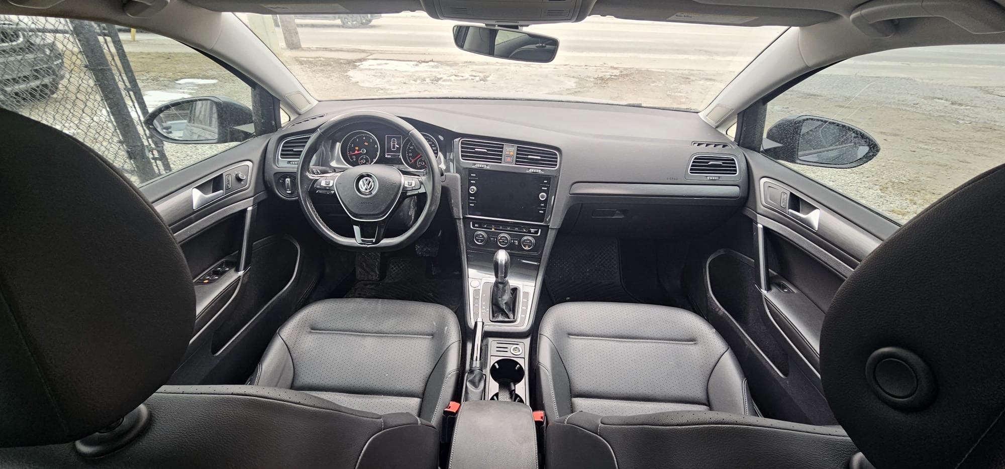 2019 Volkswagen Golf Highline.                                                                         $10,500
